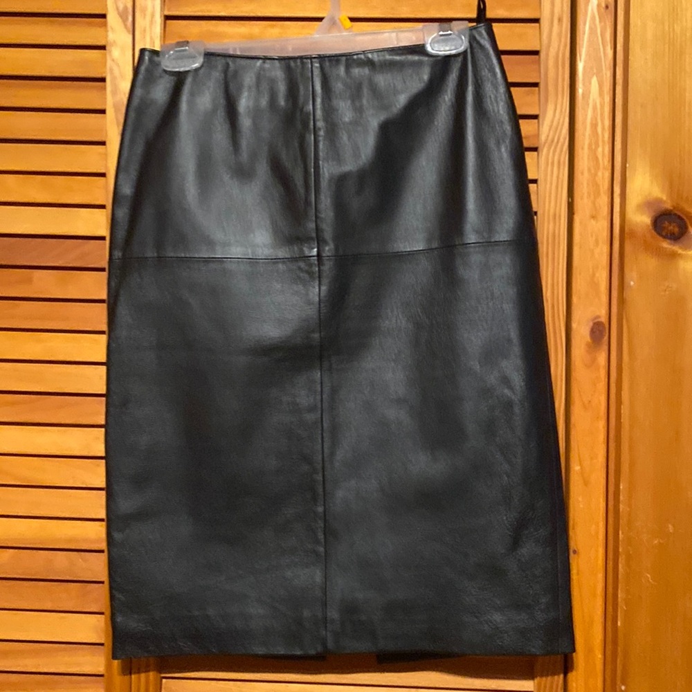 New port Beautiful leather skirt zipper on the back